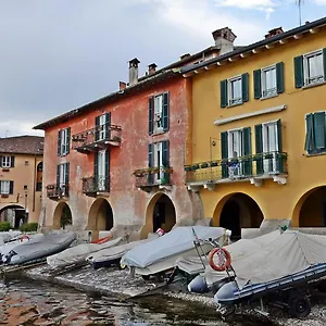 Portatorre Suite, A Charming In The Heart Of Como, Free Private Parking, Air Conditioning & More! Apartment Como
